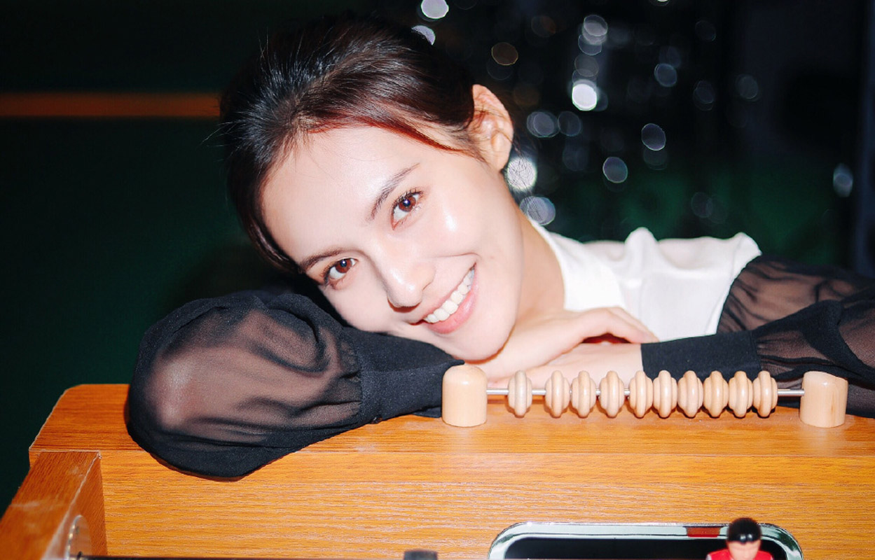 郭子千自信笑容青涩白嫩令人着迷写真