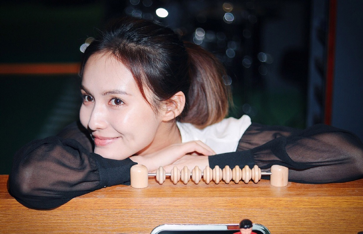 郭子千自信笑容青涩白嫩令人着迷写真