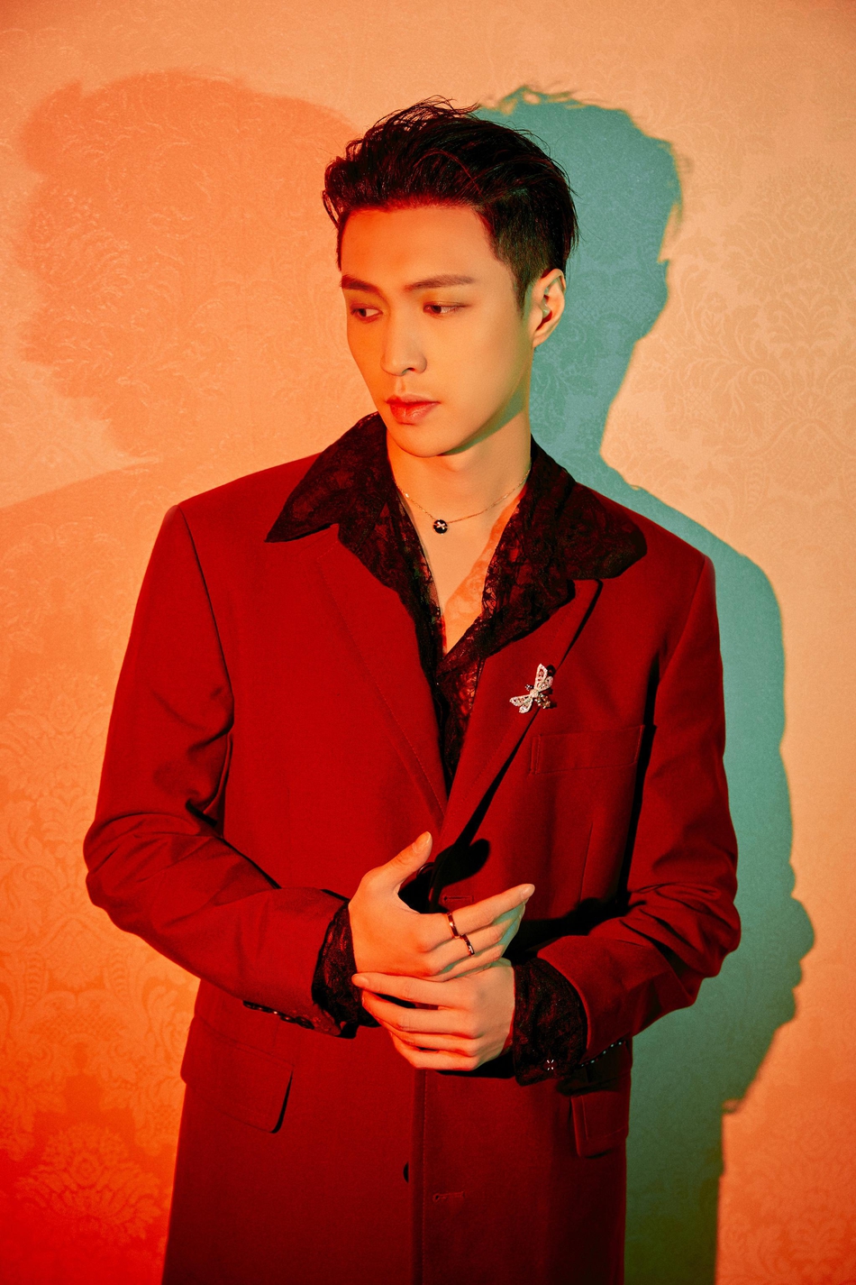 张艺兴红色长款西服内搭黑色蕾丝衬衫个性十足写真
