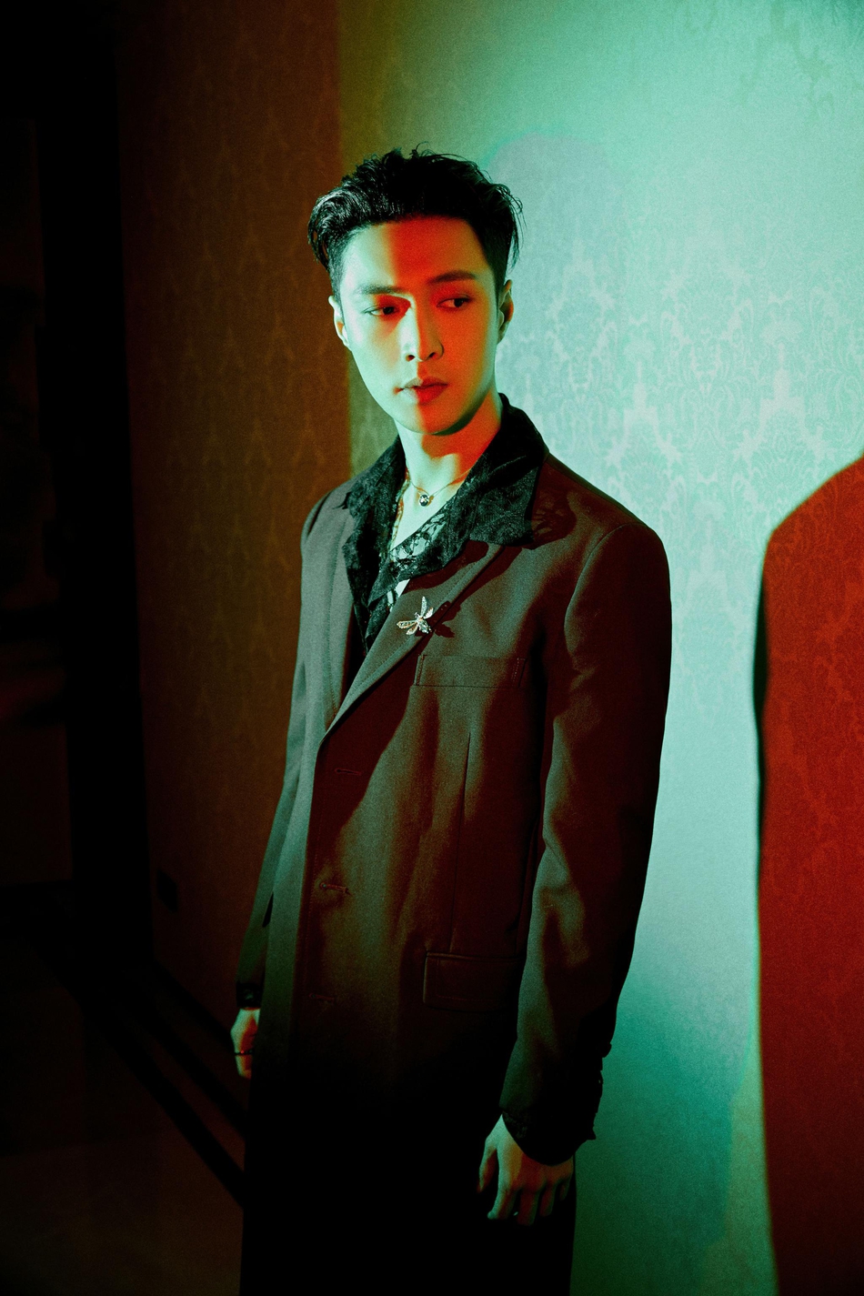 张艺兴红色长款西服内搭黑色蕾丝衬衫个性十足写真