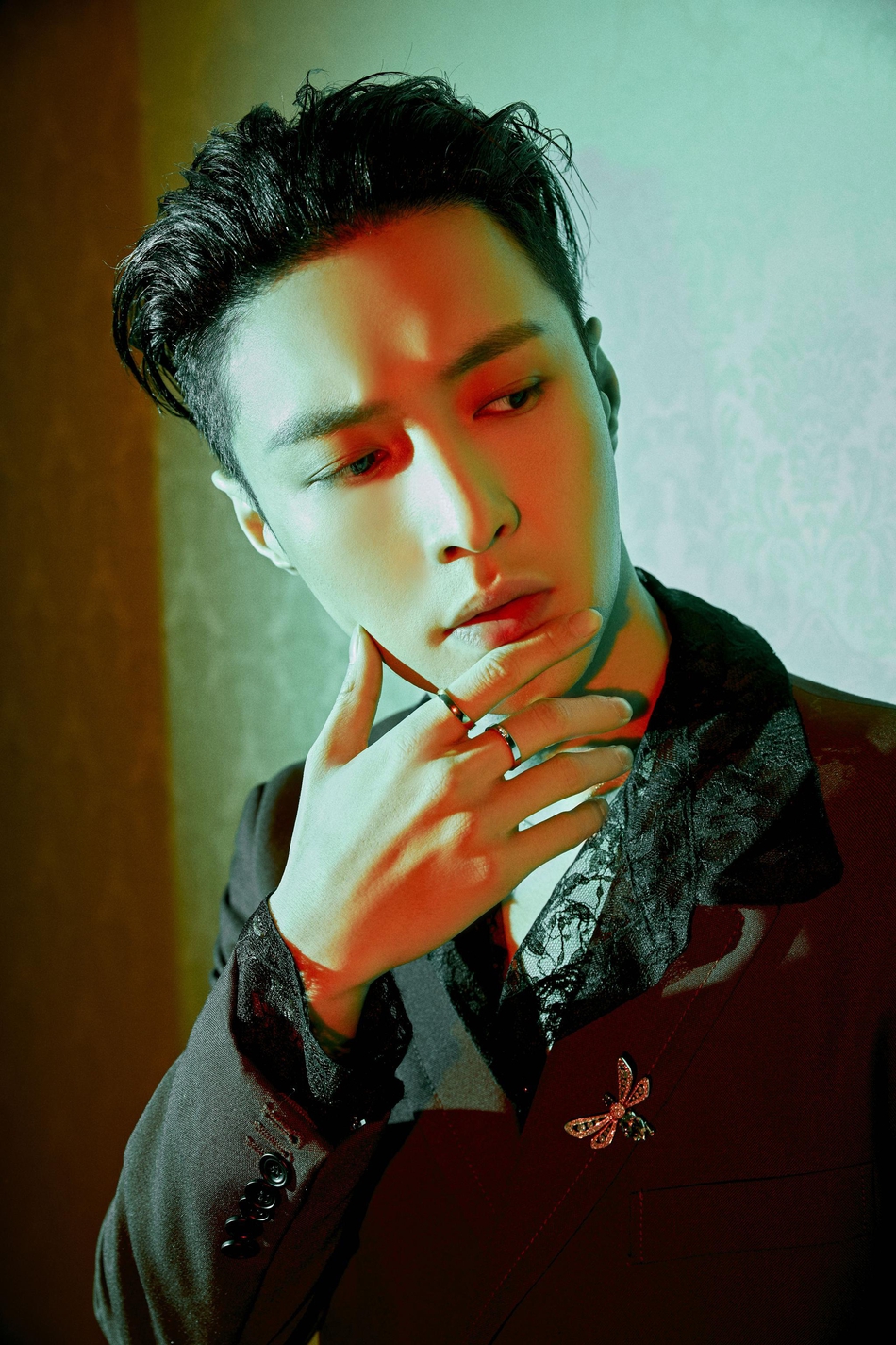 张艺兴红色长款西服内搭黑色蕾丝衬衫个性十足写真