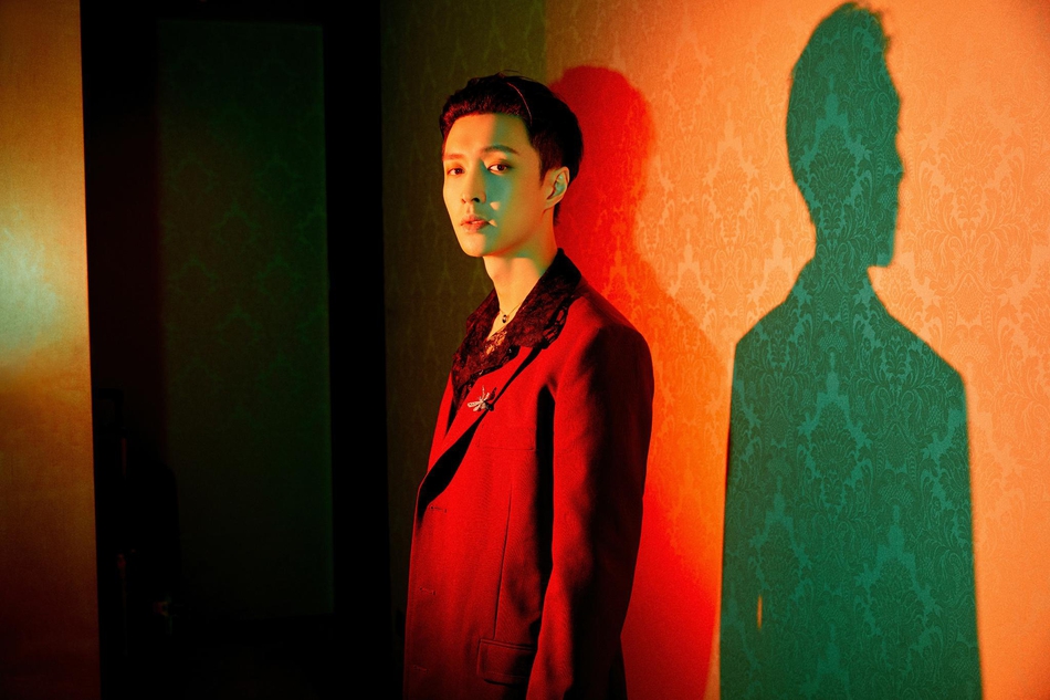 张艺兴红色长款西服内搭黑色蕾丝衬衫个性十足写真