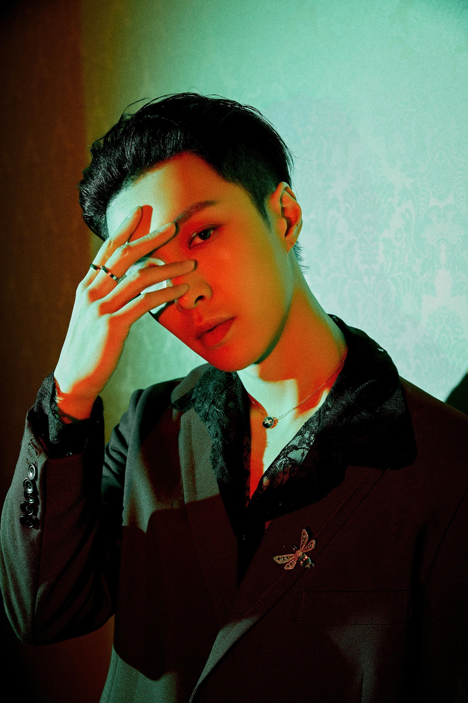 张艺兴红色长款西服内搭黑色蕾丝衬衫个性十足写真