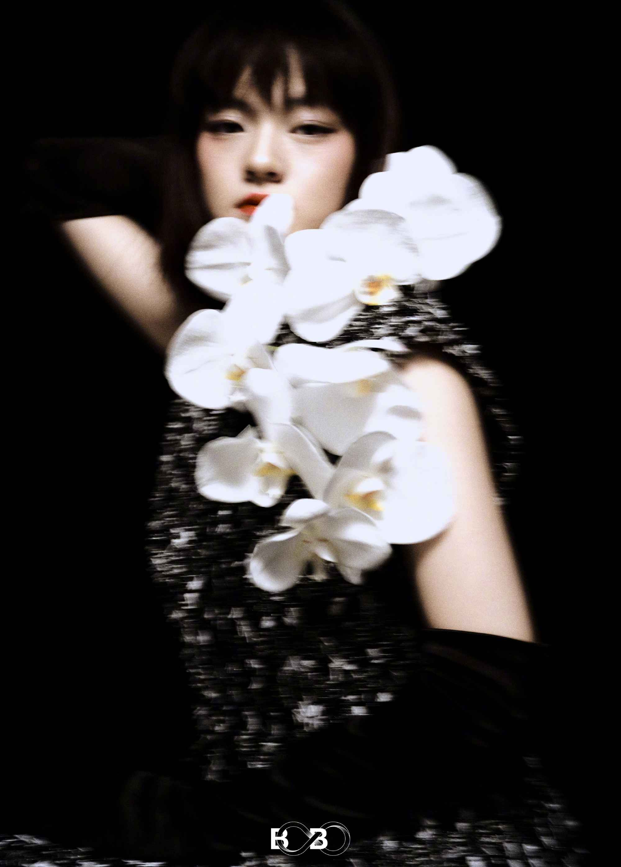 文淇花团锦簇中舒展又灵动写真