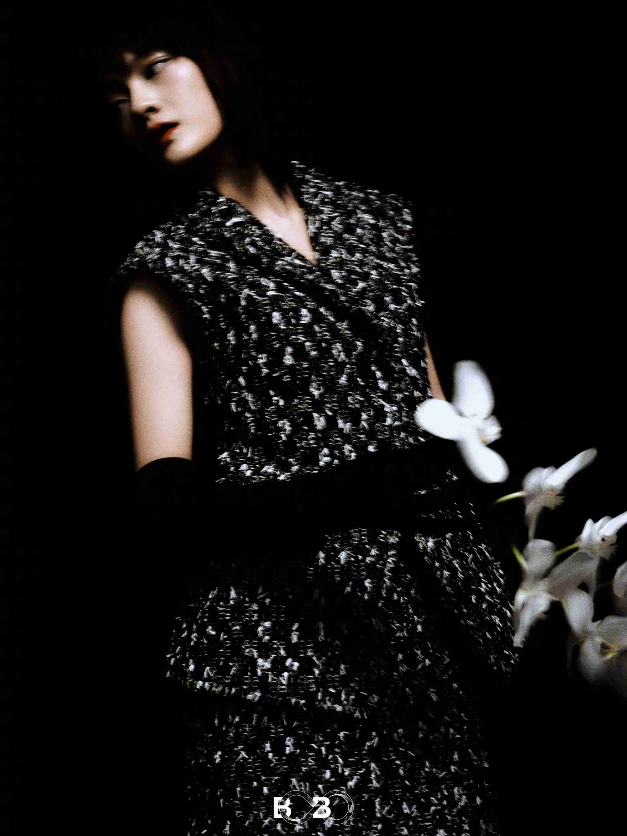 文淇花团锦簇中舒展又灵动写真