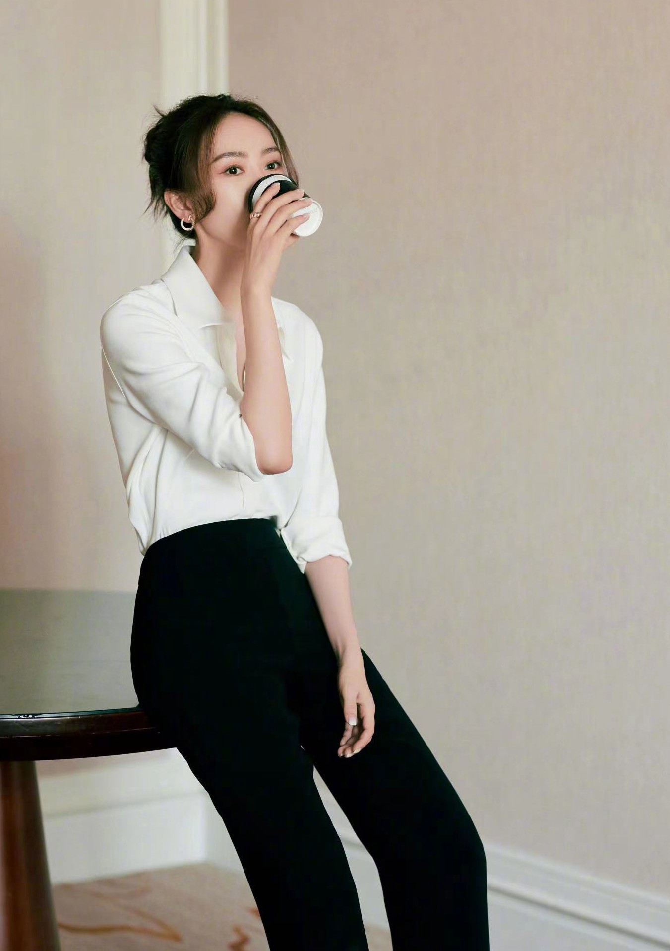 童瑶把优雅刻进了DNA！一颦一笑自信从容