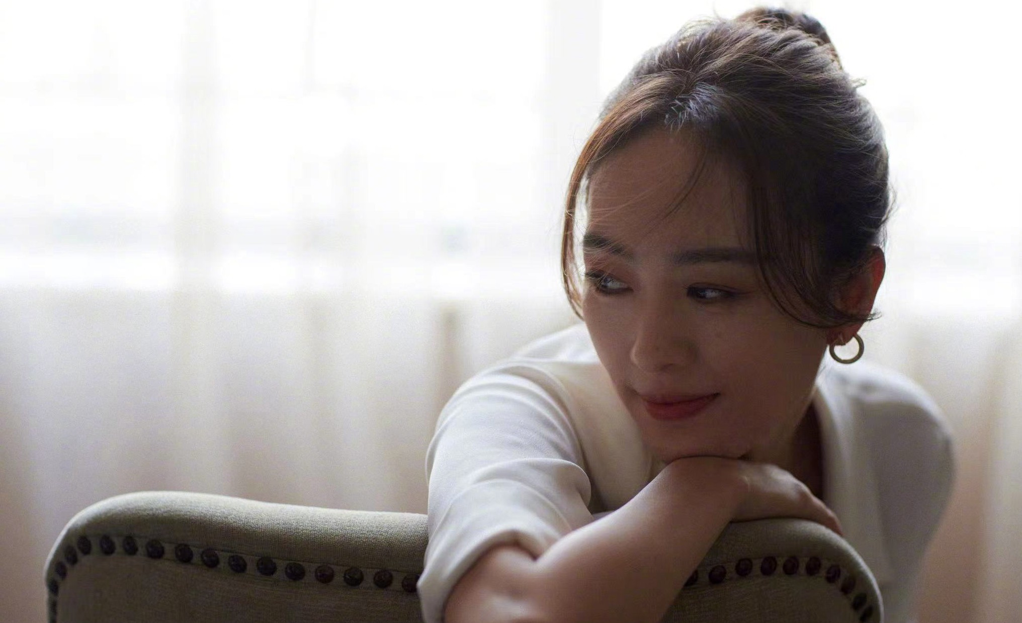 童瑶把优雅刻进了DNA！一颦一笑自信从容