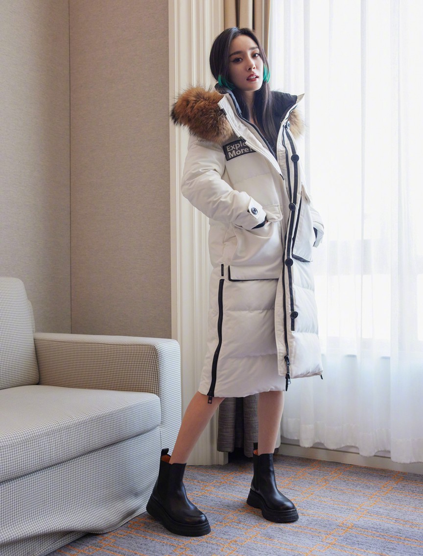 杨幂羽绒服穿搭look图片既有温度又有风度