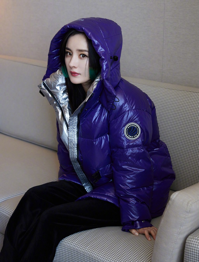杨幂羽绒服穿搭look图片既有温度又有风度