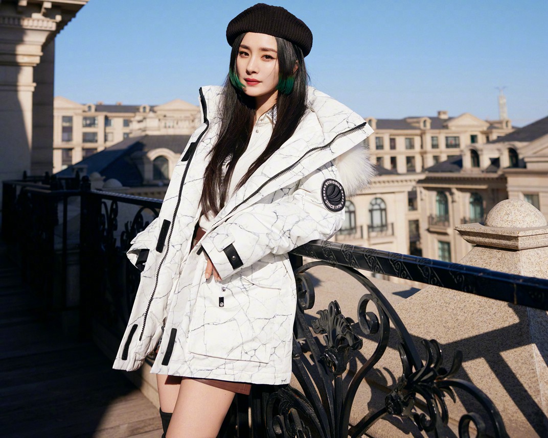 杨幂羽绒服穿搭look图片既有温度又有风度