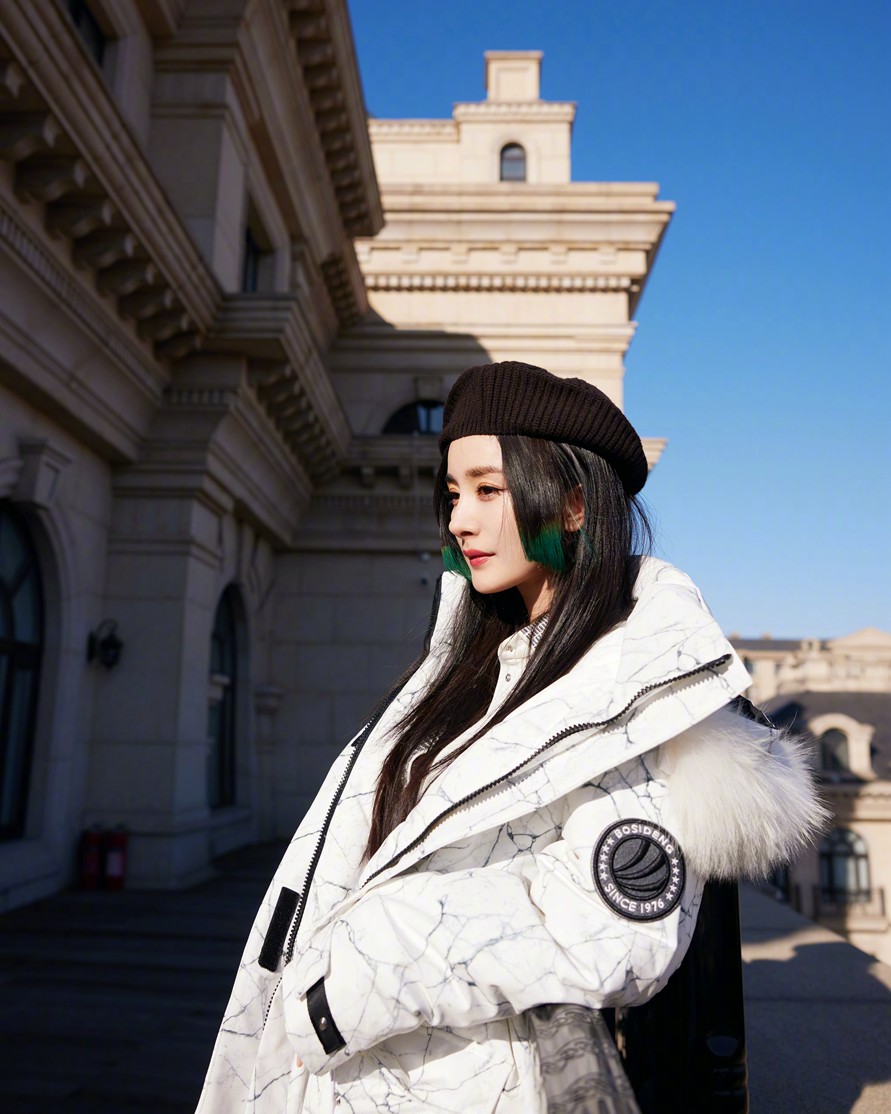 杨幂羽绒服穿搭look图片既有温度又有风度
