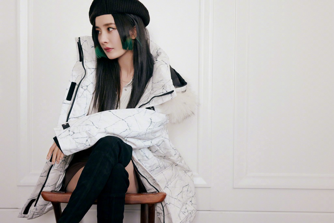 杨幂羽绒服穿搭look图片既有温度又有风度
