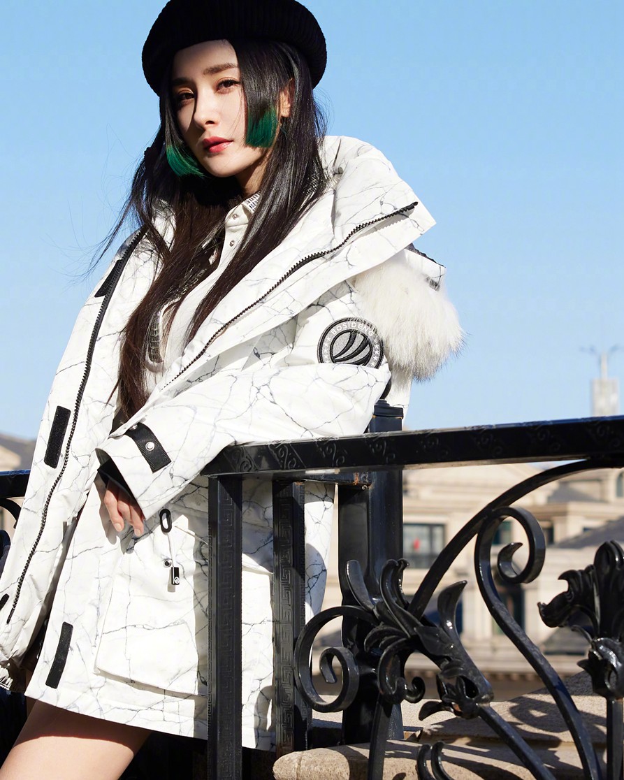 杨幂羽绒服穿搭look图片既有温度又有风度