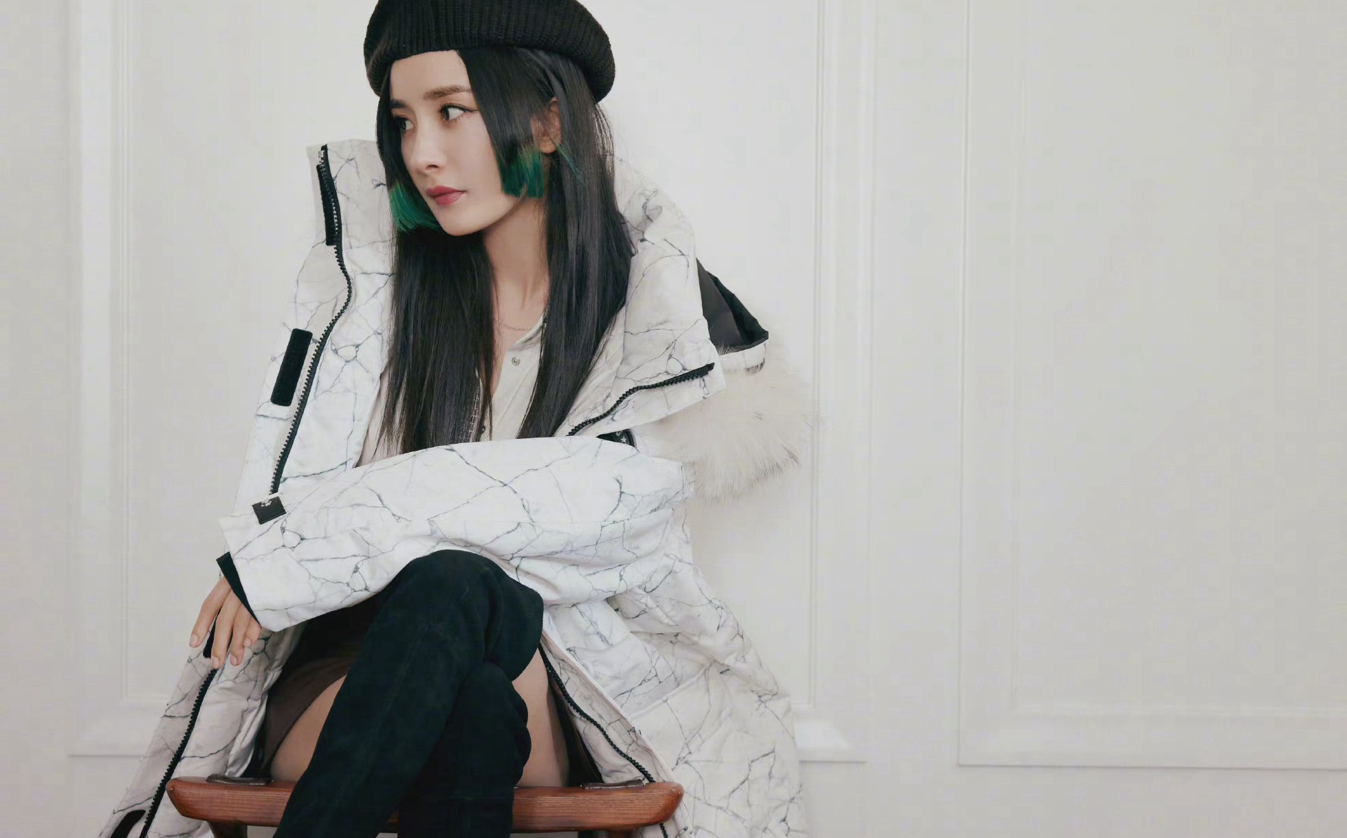 杨幂羽绒服穿搭look图片既有温度又有风度