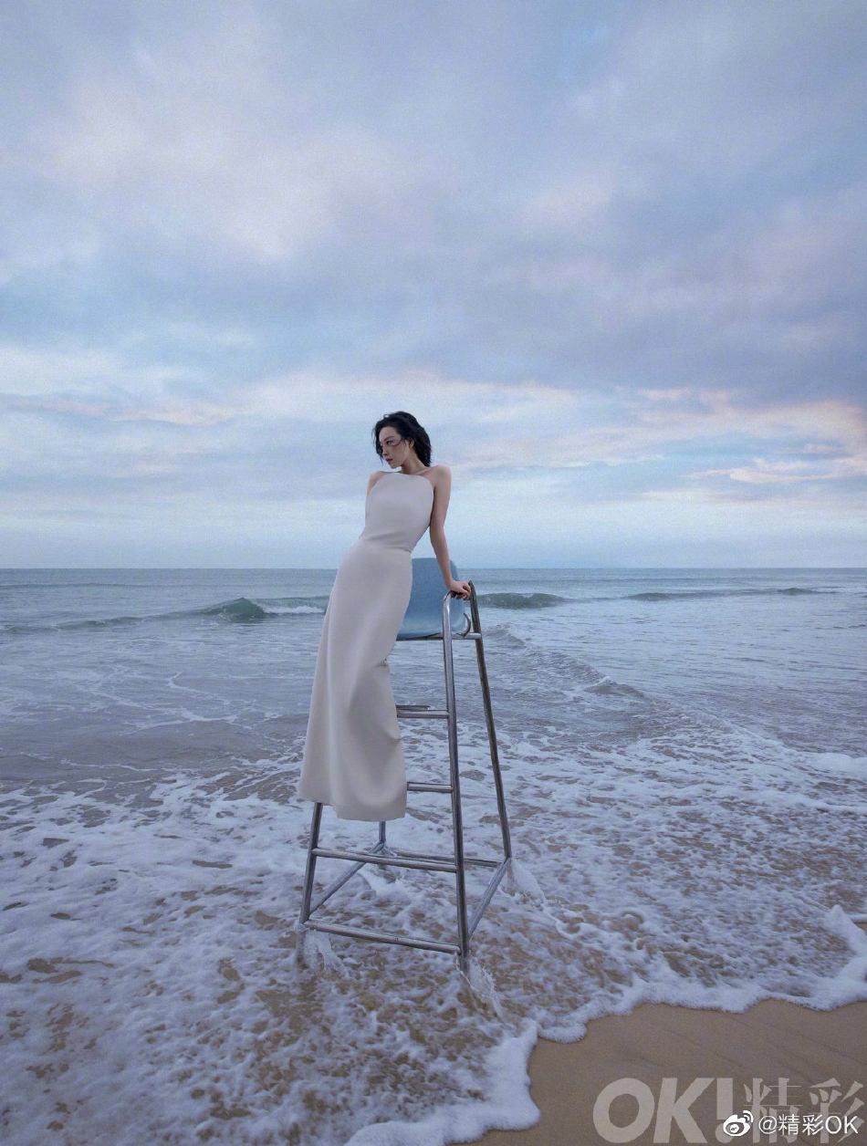 倪妮蓝紫色眼影酷飒又摩登写真