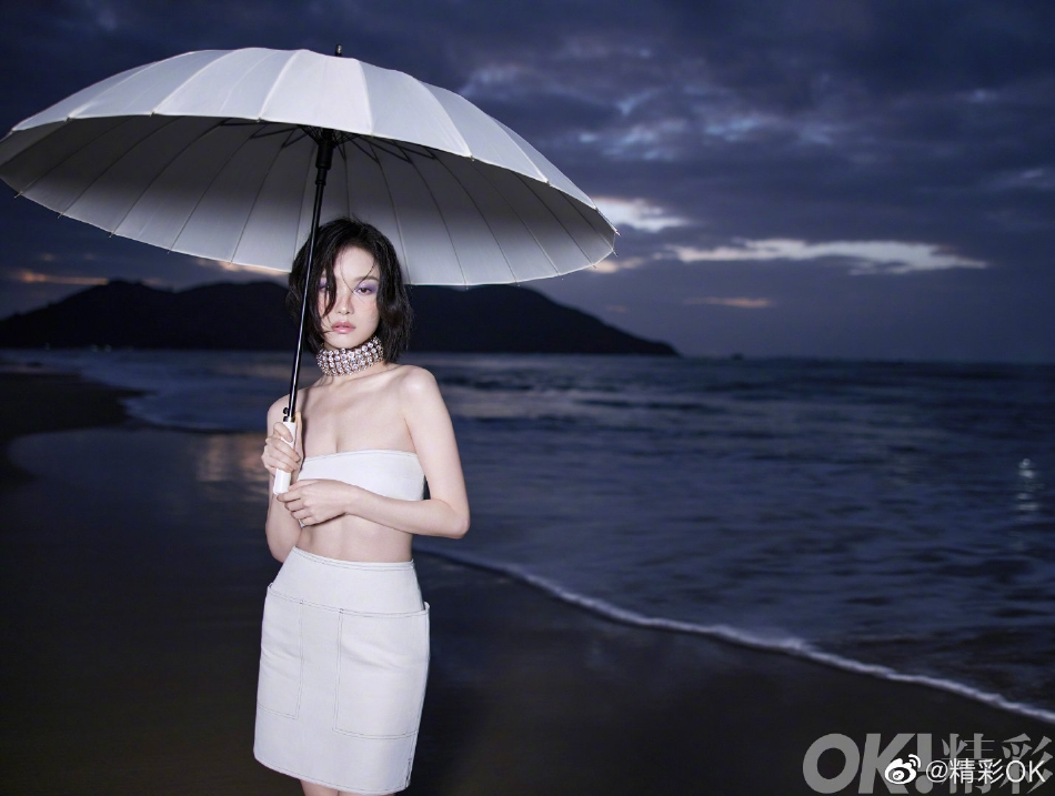 倪妮蓝紫色眼影酷飒又摩登写真