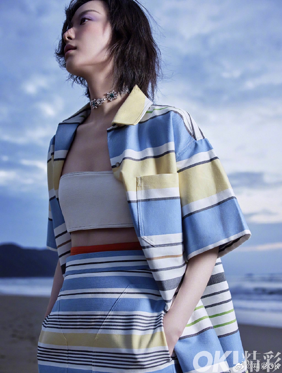 倪妮蓝紫色眼影酷飒又摩登写真