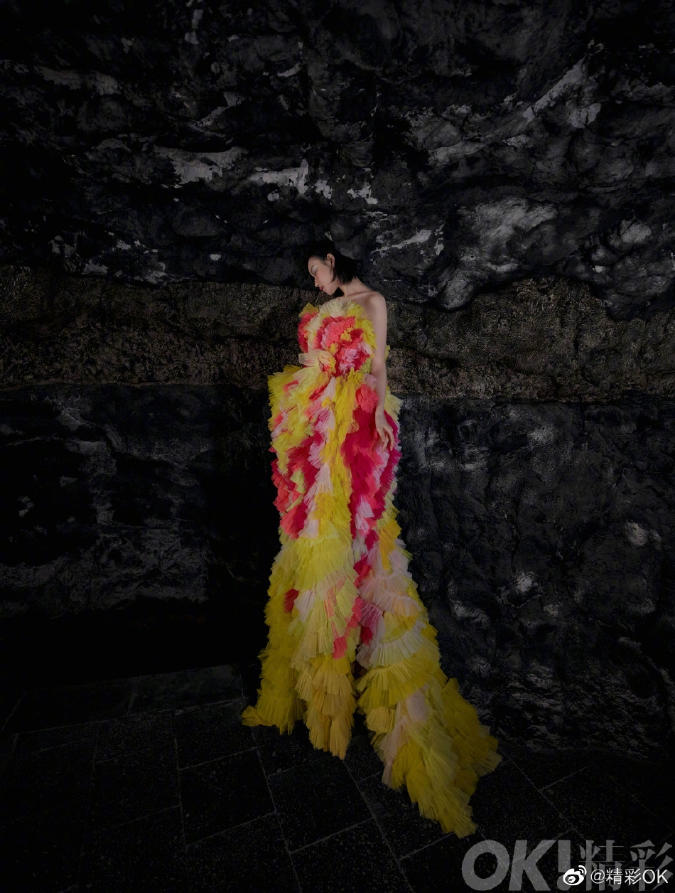 倪妮蓝紫色眼影酷飒又摩登写真