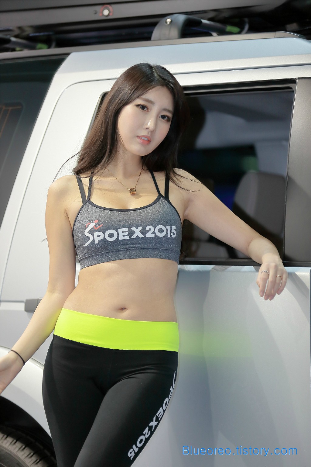 韩国美女车模露腰