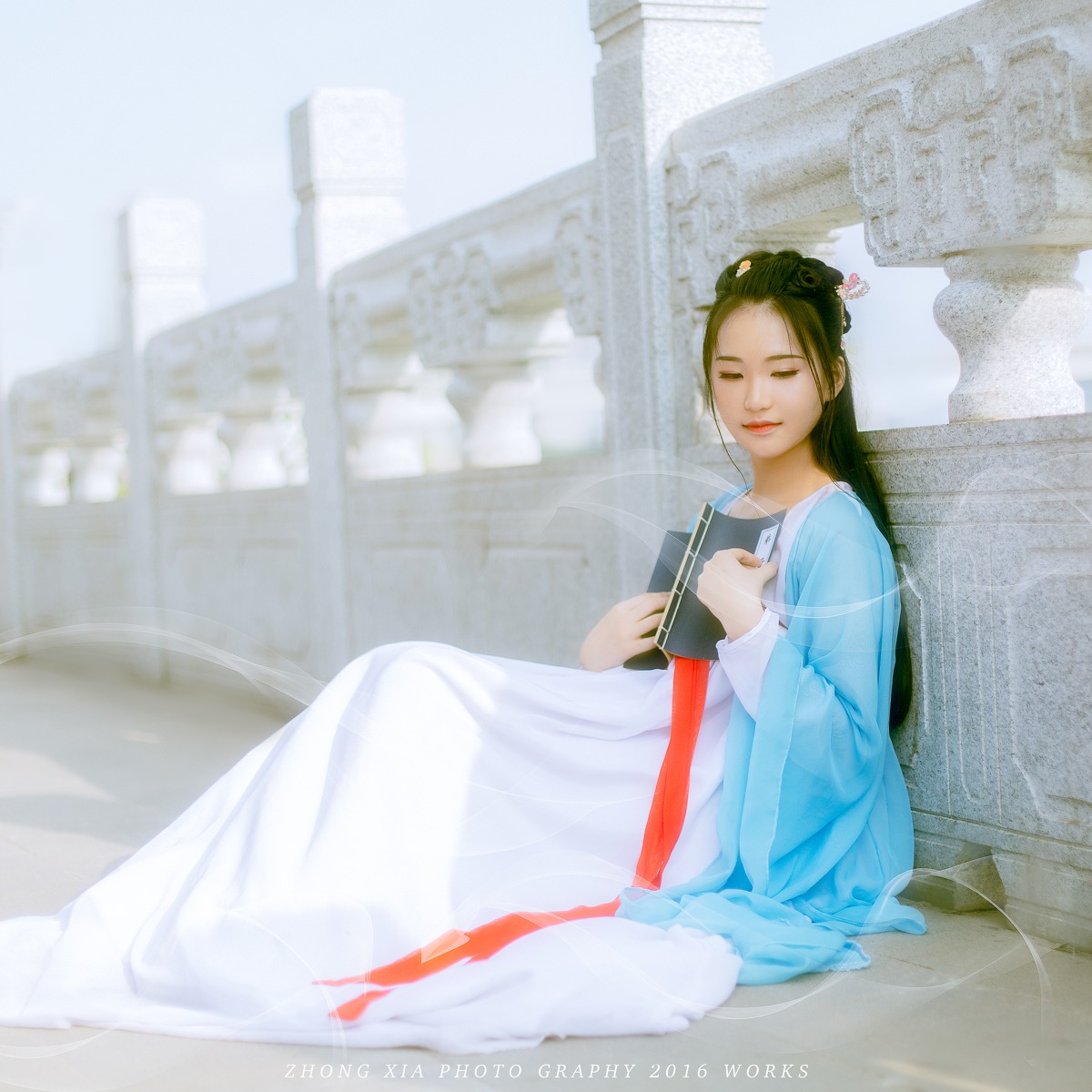 侧脸很唯美的古装持伞美女