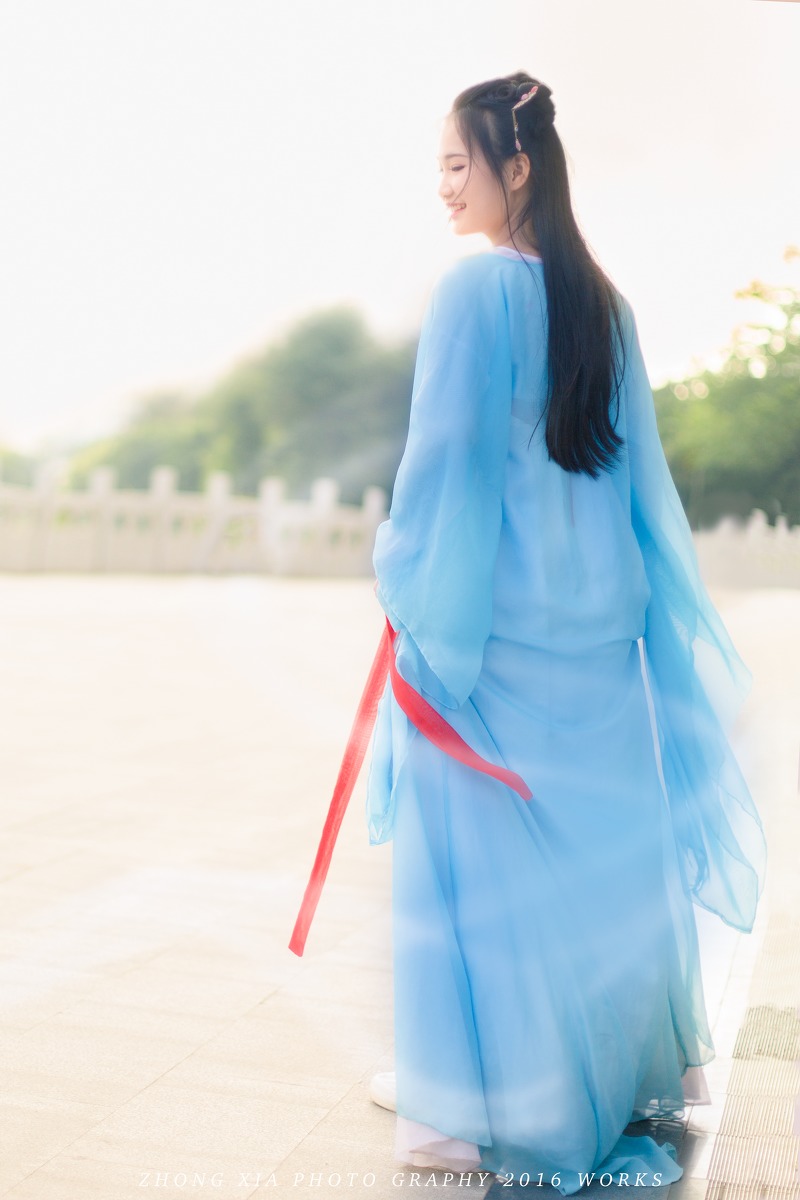 侧脸很唯美的古装持伞美女