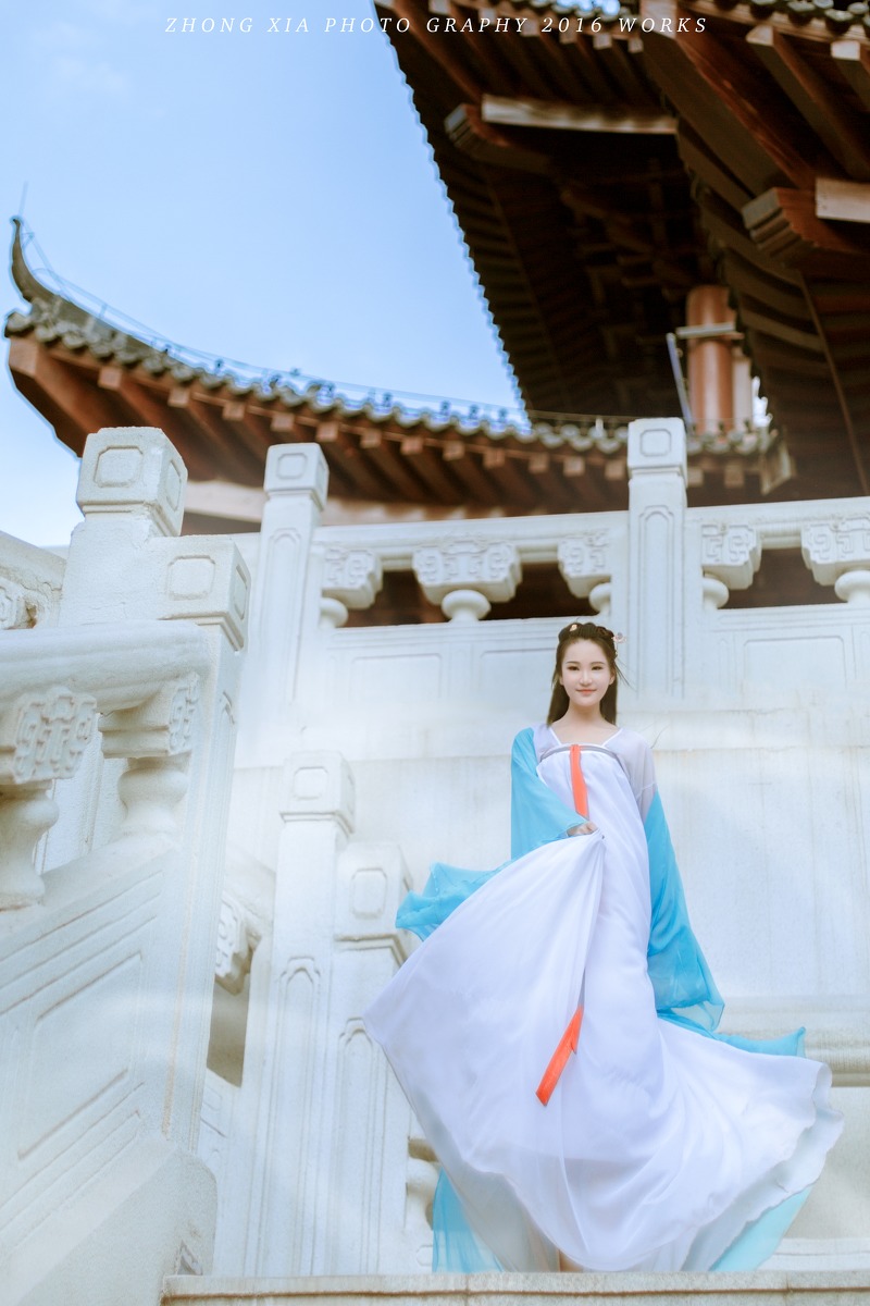 侧脸很唯美的古装持伞美女