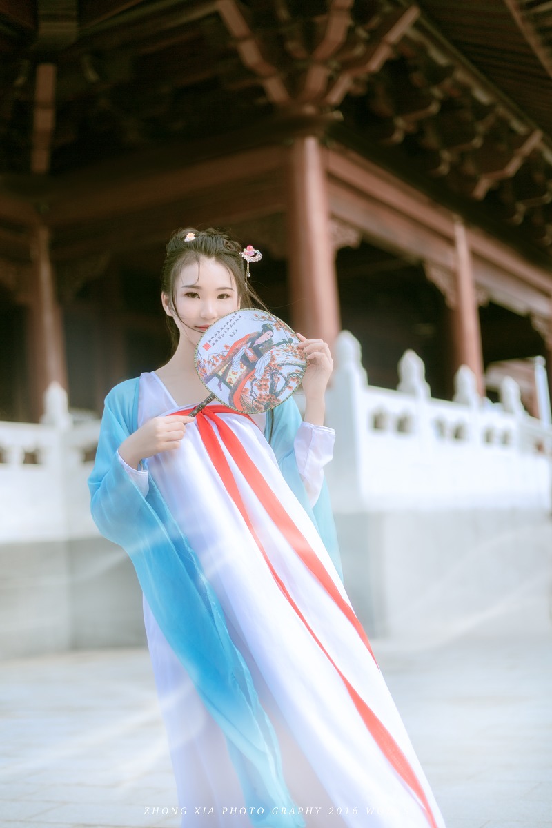 侧脸很唯美的古装持伞美女