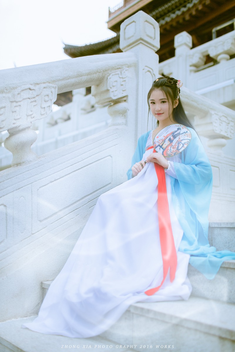 侧脸很唯美的古装持伞美女