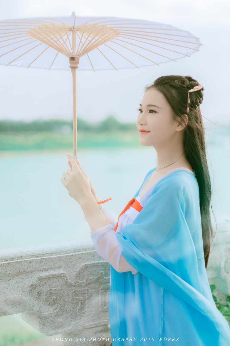 侧脸很唯美的古装持伞美女