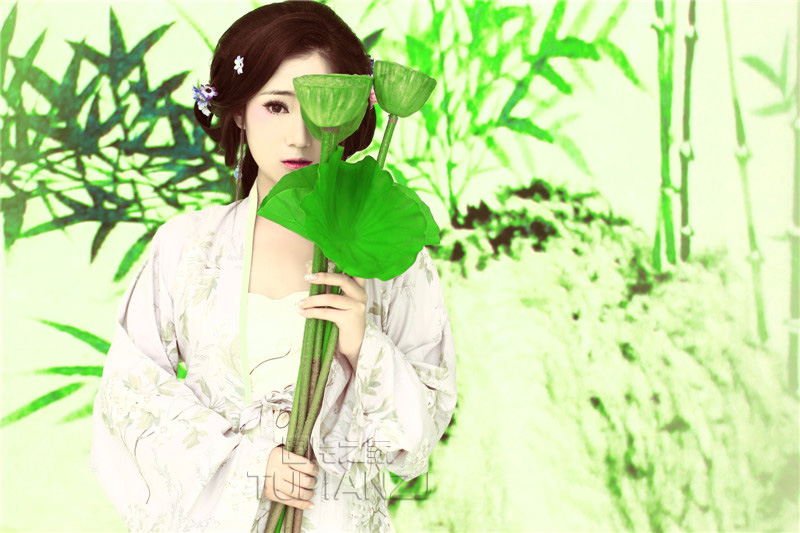 清秀少女古装写真图片 手持荷叶甜美怡人