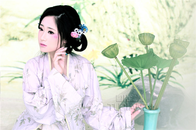 清秀少女古装写真图片 手持荷叶甜美怡人