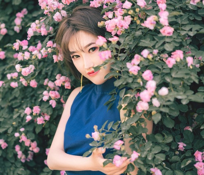 性感人妻芝芝牛仔裤翘臀高跟美腿诱惑写真