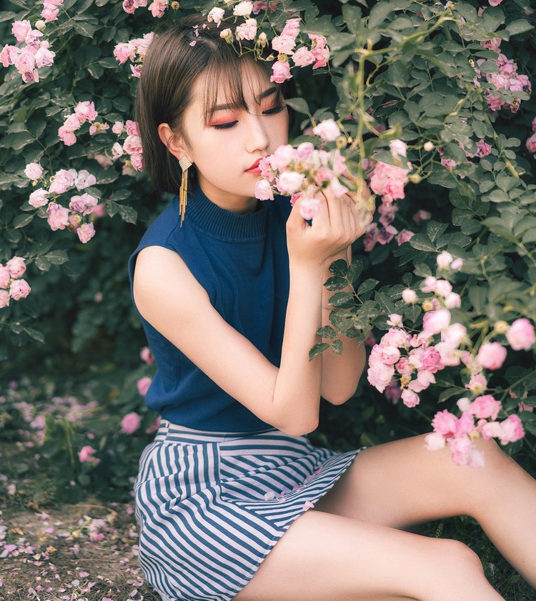 性感人妻芝芝牛仔裤翘臀高跟美腿诱惑写真