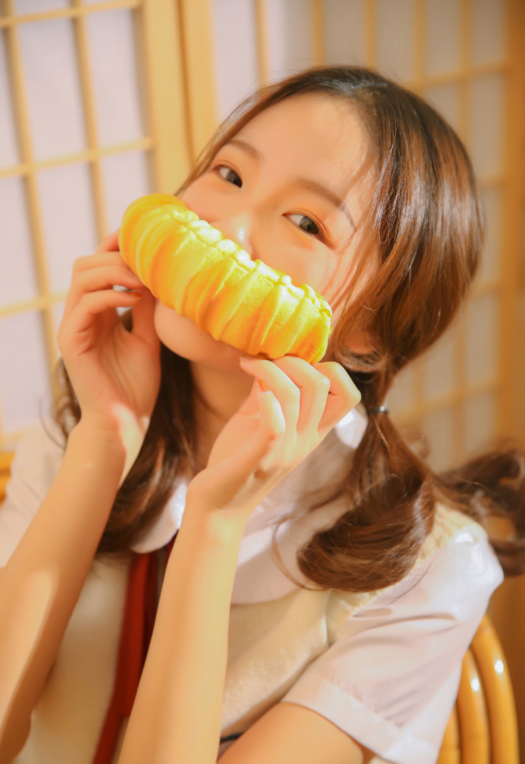 细腰长腿的午夜女人妩媚妖娆撕裂美女衣成熟自拍照