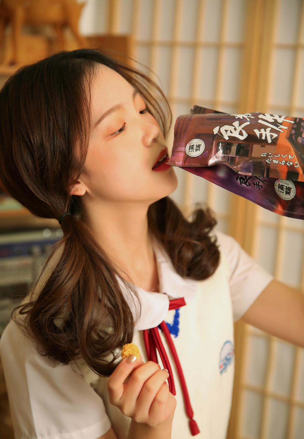 细腰长腿的午夜女人妩媚妖娆撕裂美女衣成熟自拍照