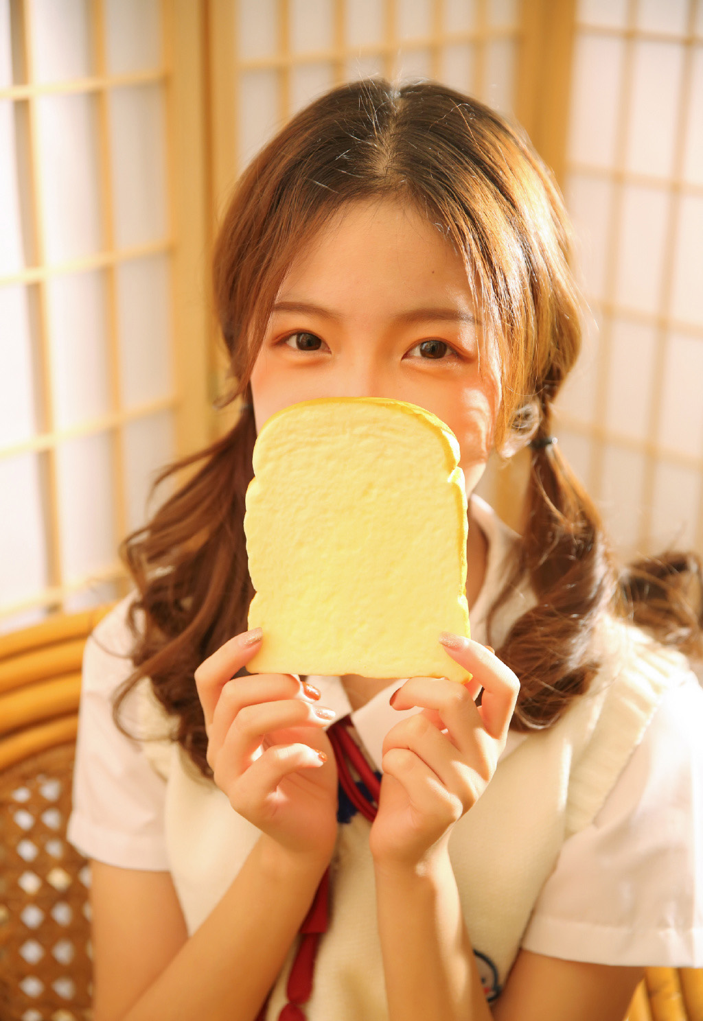 细腰长腿的午夜女人妩媚妖娆撕裂美女衣成熟自拍照