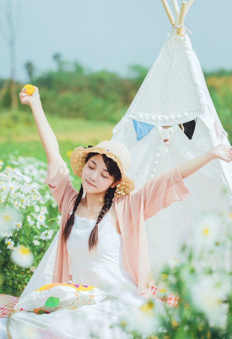 细腰长腿的午夜女人妩媚妖娆撕裂美女衣成熟自拍照