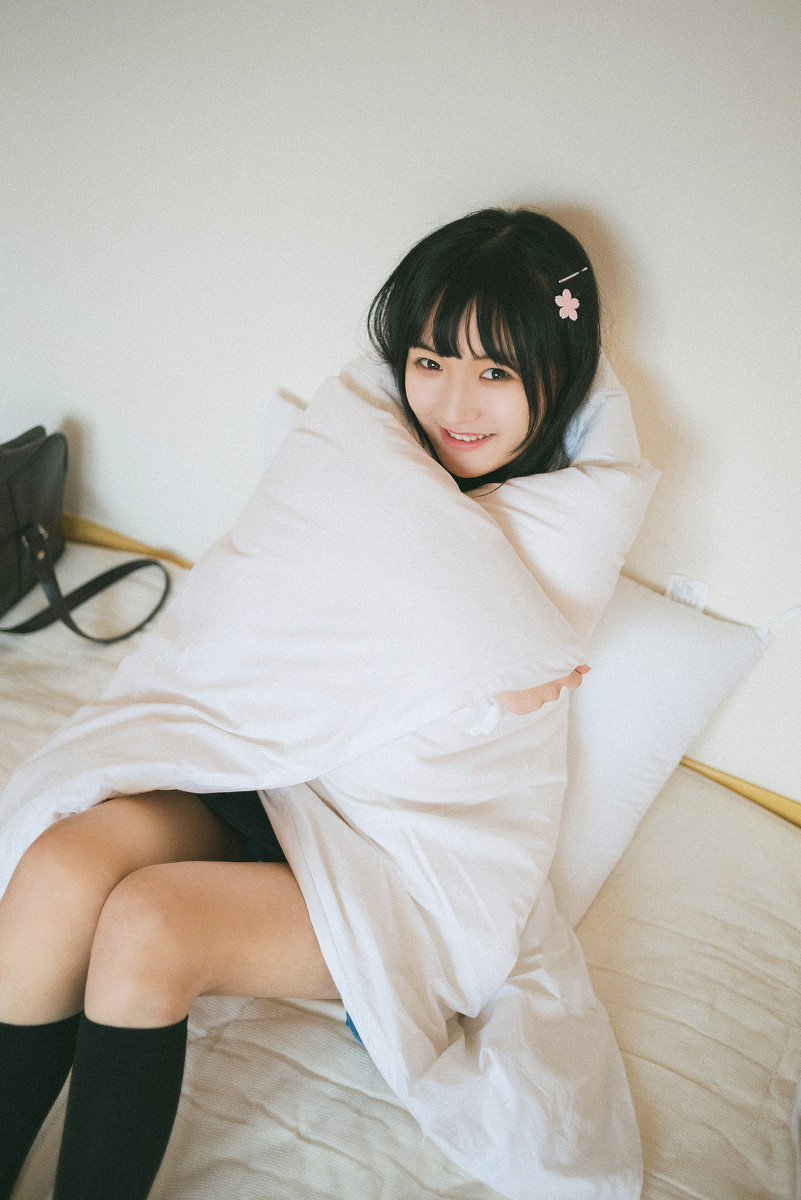 细腰长腿的午夜女人妩媚妖娆撕裂美女衣成熟自拍照