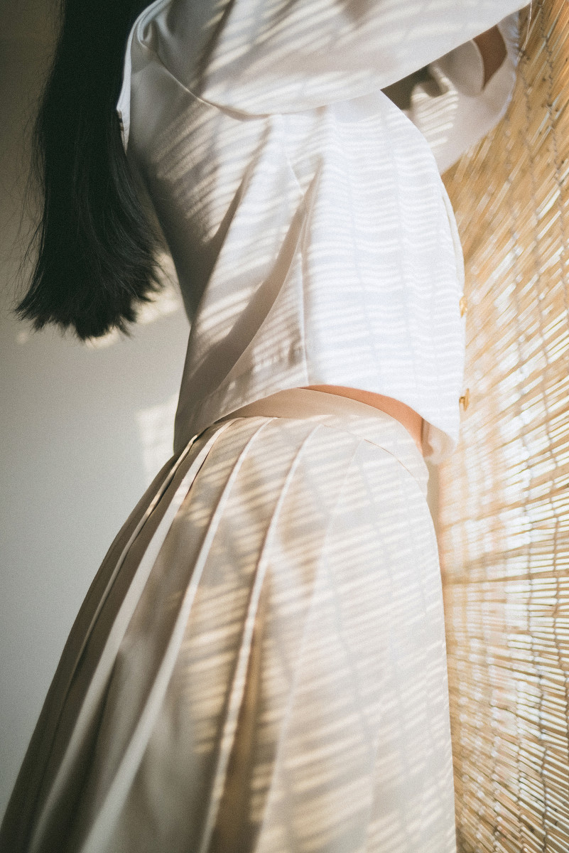 细腰长腿的午夜女人妩媚妖娆撕裂美女衣成熟自拍照