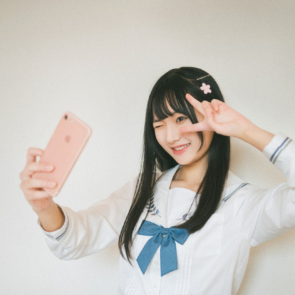 细腰长腿的午夜女人妩媚妖娆撕裂美女衣成熟自拍照