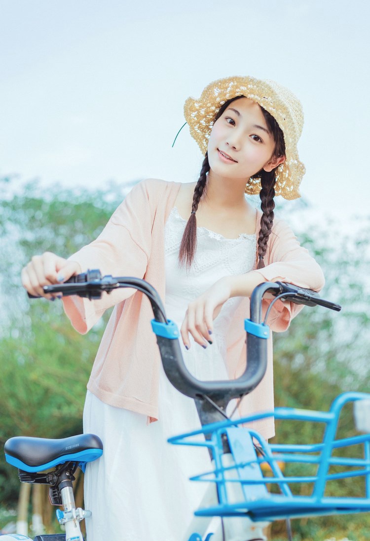 细腰长腿的午夜女人妩媚妖娆撕裂美女衣成熟自拍照