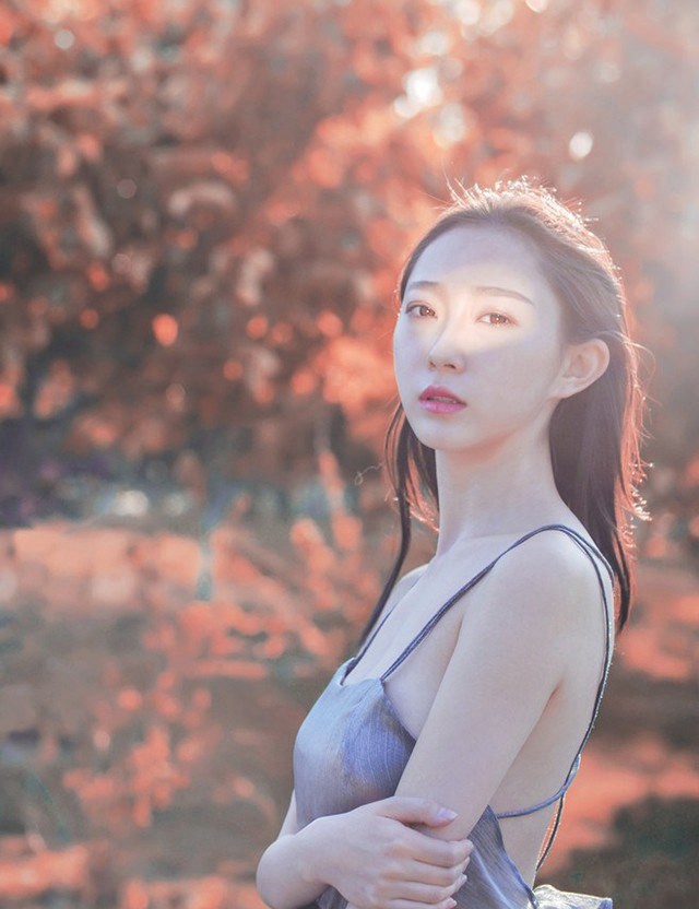 细腰长腿的午夜女人妩媚妖娆撕裂美女衣成熟自拍照