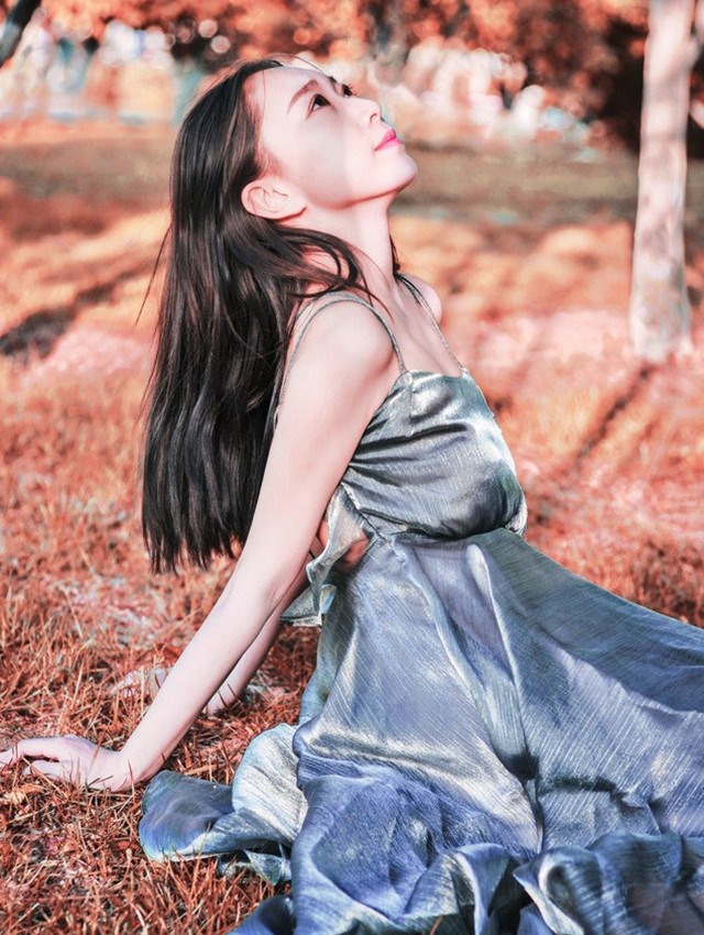 细腰长腿的午夜女人妩媚妖娆撕裂美女衣成熟自拍照