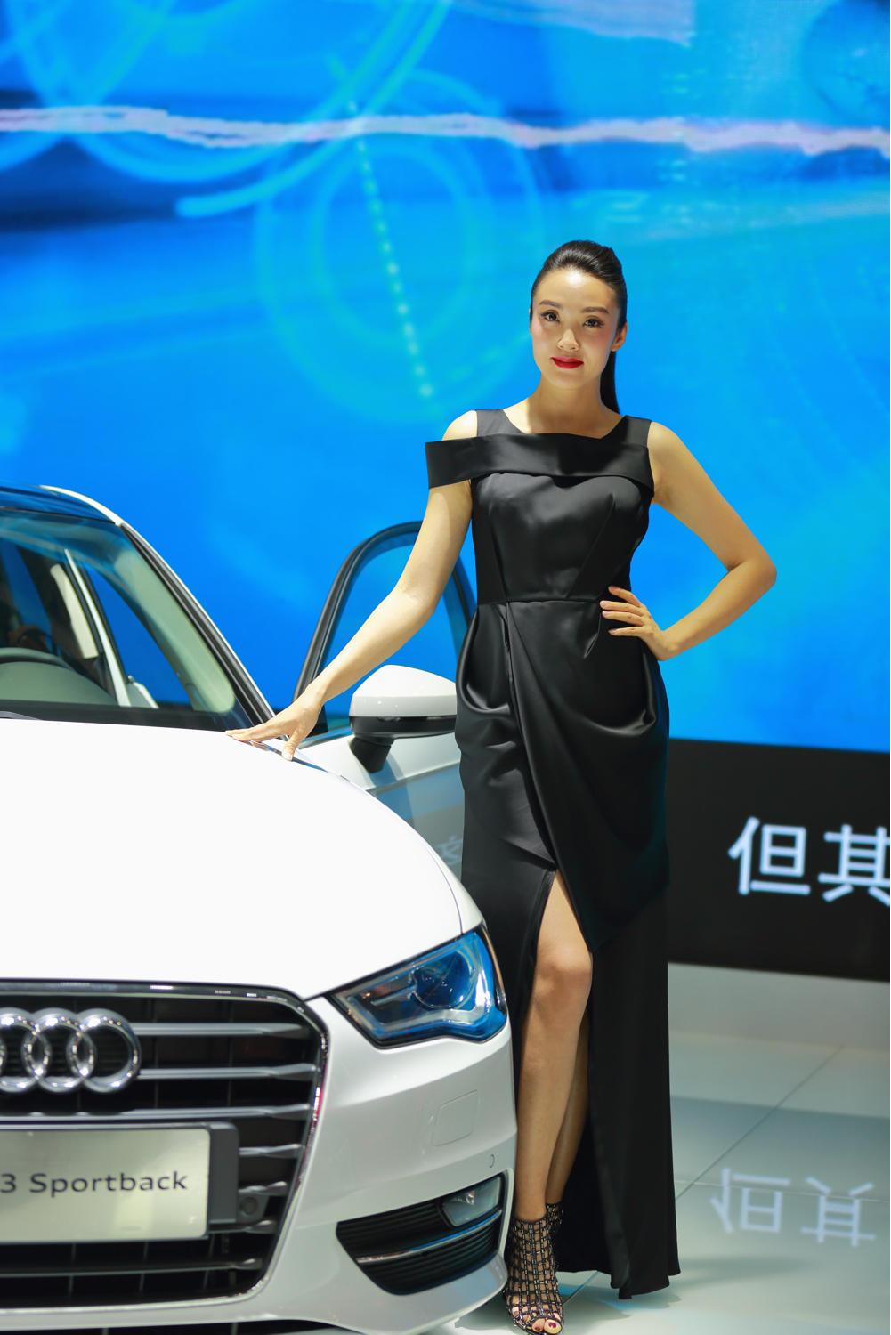 豪车美女细腰长腿妩媚私房写真