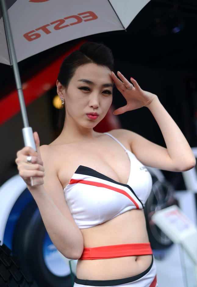 大胸车模爆乳秀性感