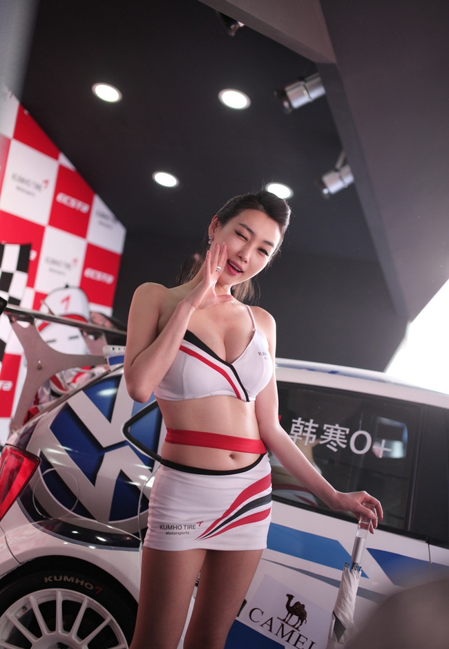 大胸车模爆乳秀性感