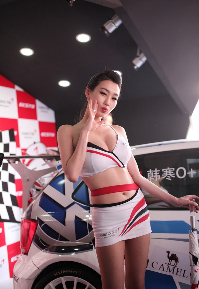 大胸车模爆乳秀性感