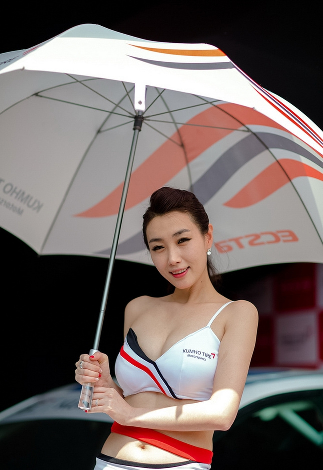 大胸车模爆乳秀性感