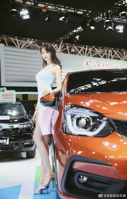 大胸车模身材火爆性感写真