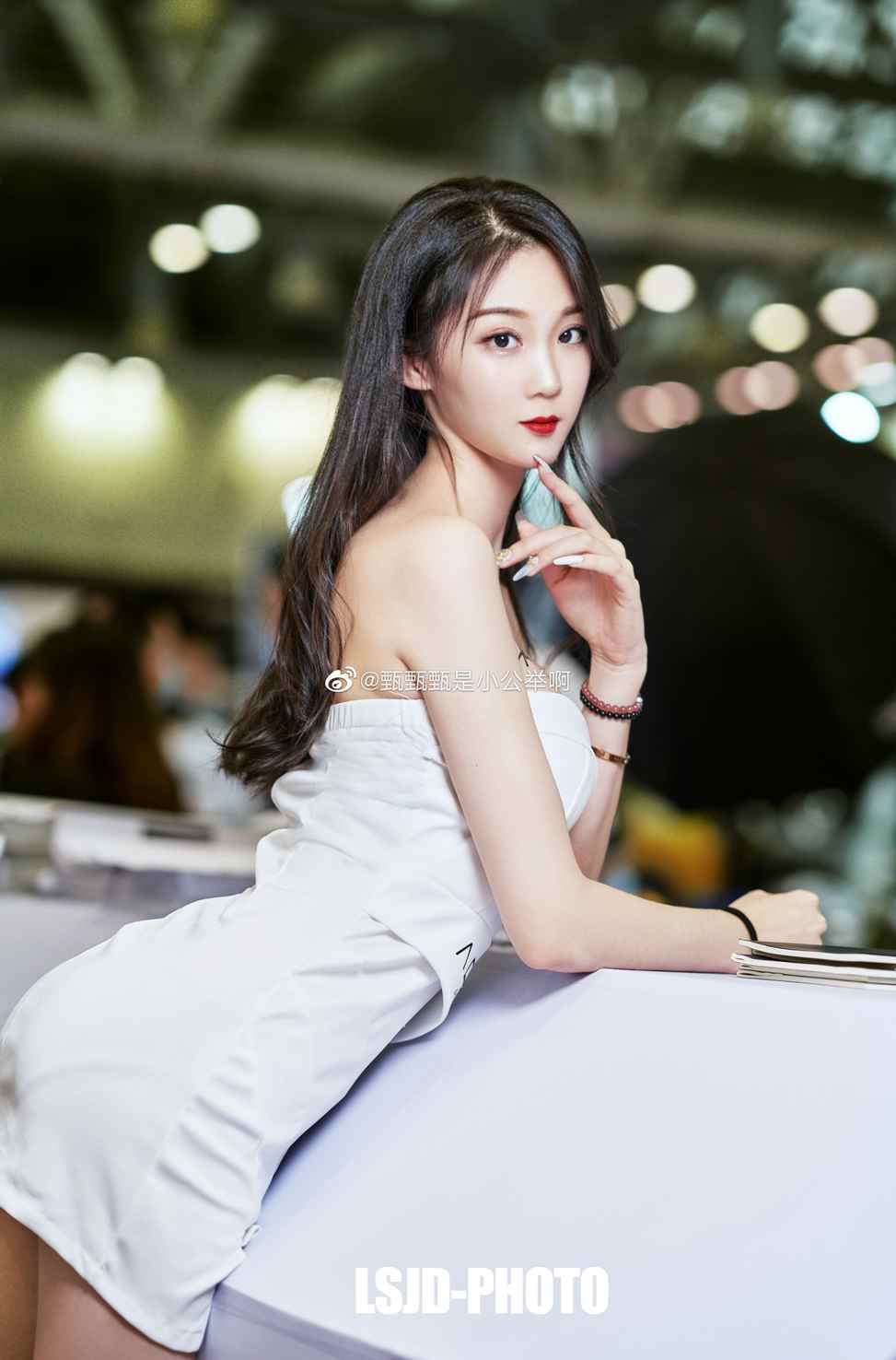 大胸车模身材火爆性感写真